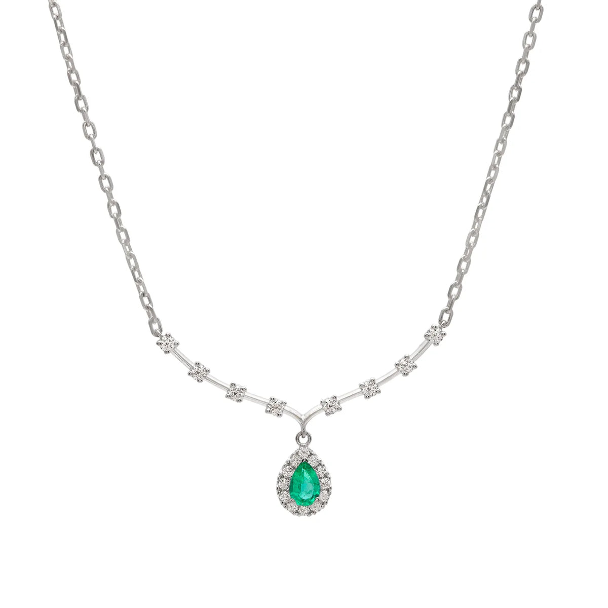 Collar de esmeralda y brillantes. El motivo verde cuelga bajo una línea de pequeños puntos luminosos.