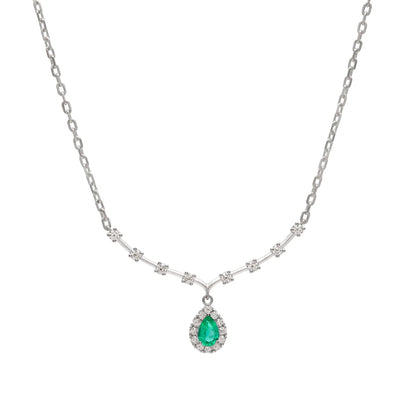 Collar de esmeralda y brillantes. El motivo verde cuelga bajo una línea de pequeños puntos luminosos.