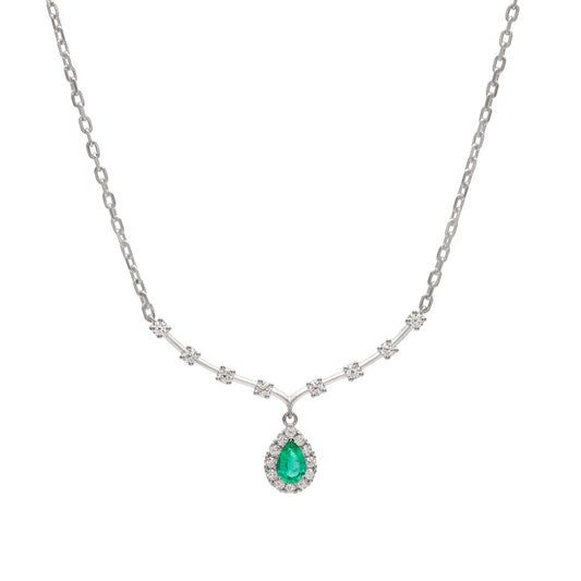 Collar de esmeralda y brillantes. El motivo verde cuelga bajo una línea de pequeños puntos luminosos.