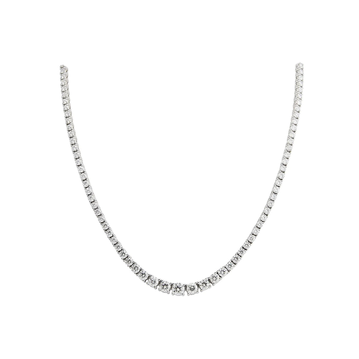 Collar rivière de línea luminosa. Las piedras incoloras forman una línea continua en la zona frontal.