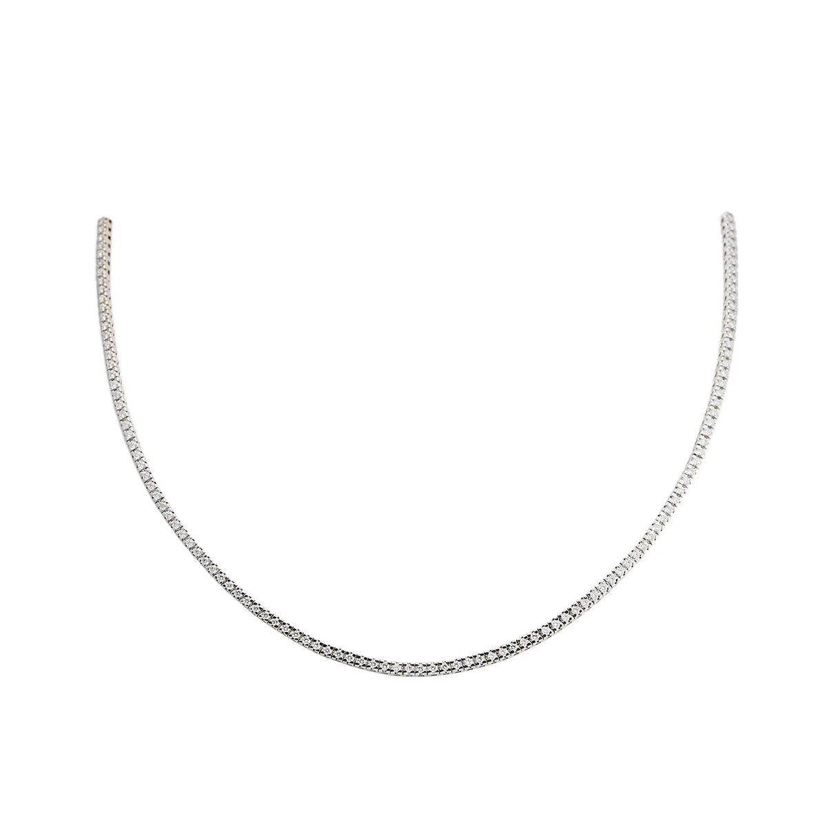 Collar rivière de contorno fino. Las pequeñas piedras incoloras se suceden a lo largo del tramo visible.