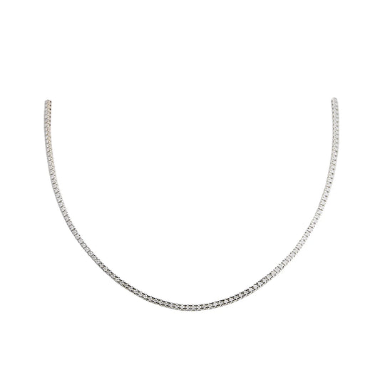 Collar rivière de contorno fino. Las pequeñas piedras incoloras se suceden a lo largo del tramo visible.
