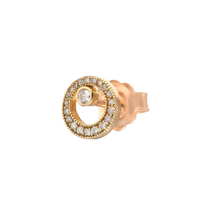 Pendientes circulares con centro suspendido. El motivo interior queda situado en la zona superior del aro.