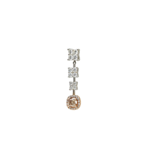 Pendientes largos de brillantes brown y blancos. Las formas incoloras se suceden verticalmente sobre el motivo inferior.