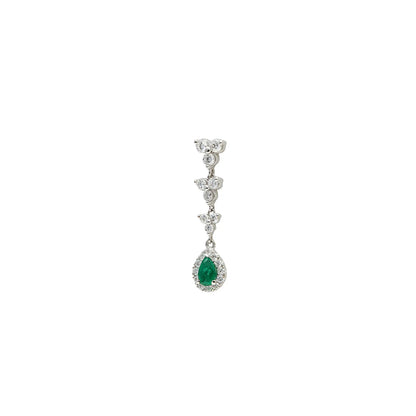 Pendientes largos de lágrima verde. Los centros superiores se enlazan en una composición vertical.