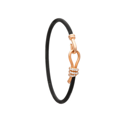 Pulsera de acero y oro con curva y destellos. Los trazos del motivo central dejan un espacio abierto.