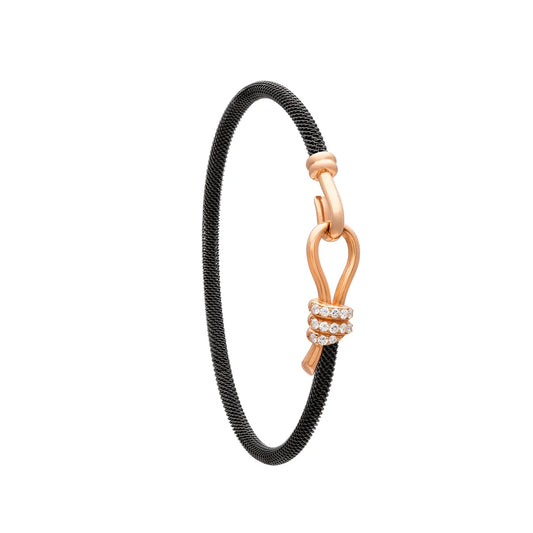 Pulsera de acero y oro con curva y destellos. Los trazos del motivo central dejan un espacio abierto.