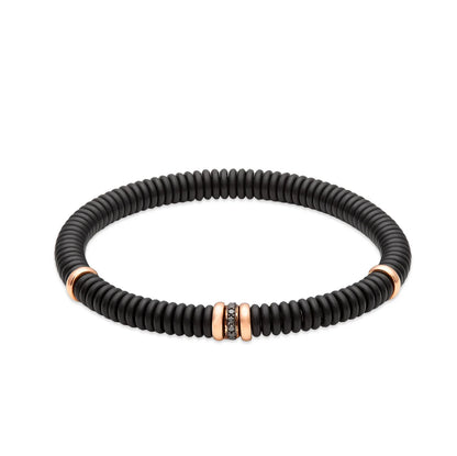 Pulsera oscura con brillantes negros. El aro muestra un relieve de líneas repetidas.