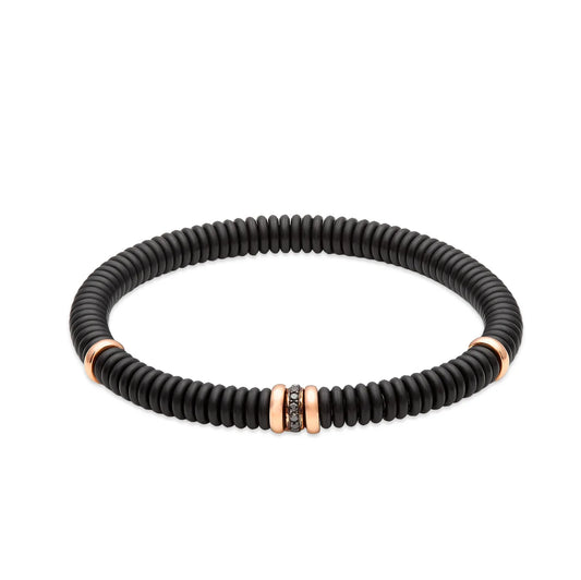 Pulsera oscura con brillantes negros. El aro muestra un relieve de líneas repetidas.