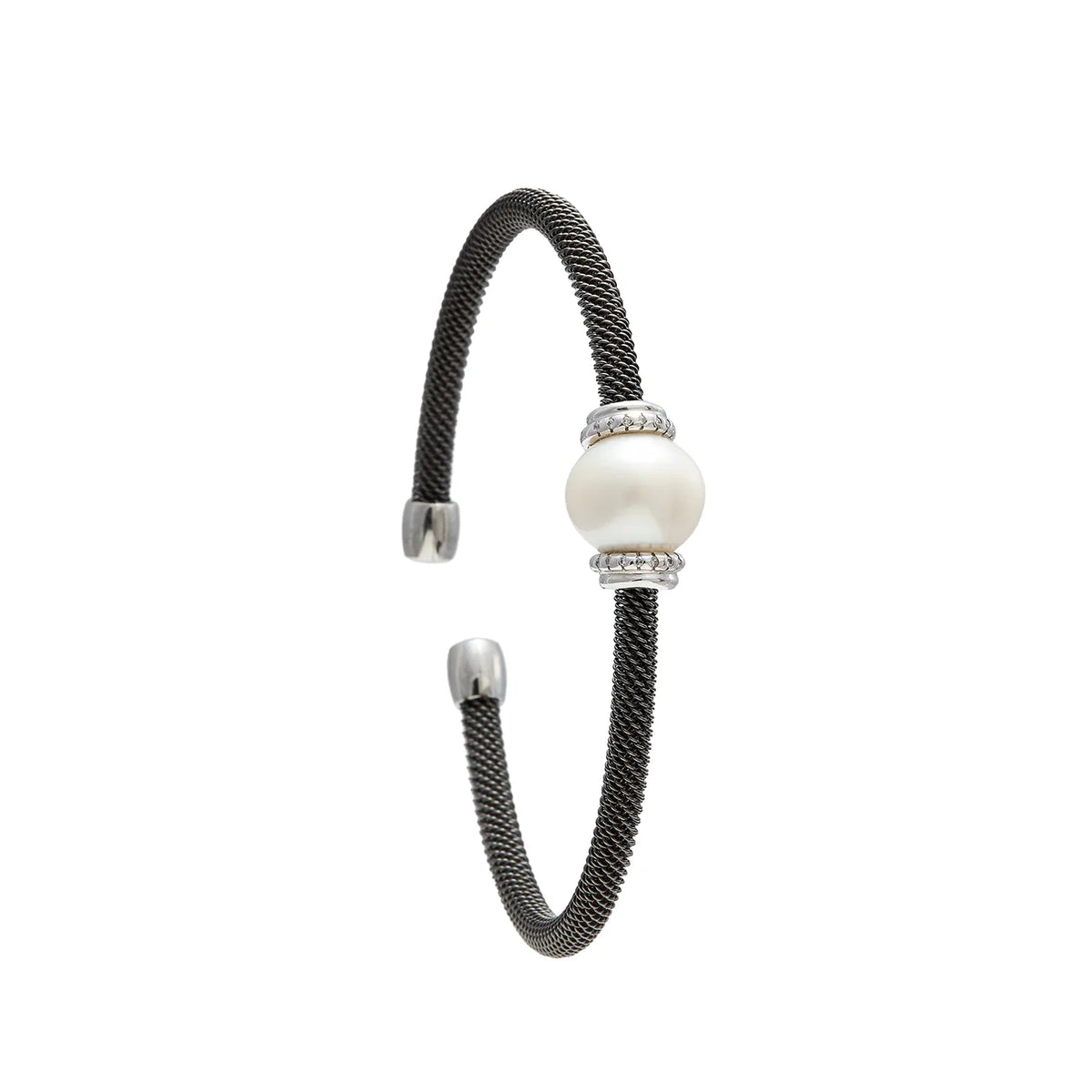Pulsera de acero con centro nacarado. El detalle redondo queda entre dos bandas decorativas de tono plateado.