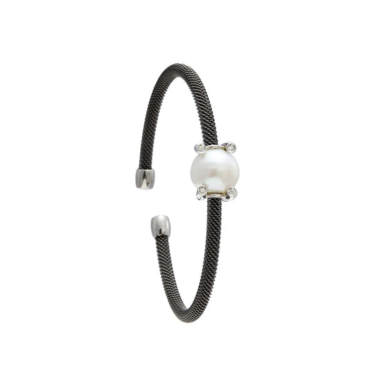 Pulsera de acero y detalle redondo claro. Los pequeños elementos plateados acompañan el centro por ambos lados.