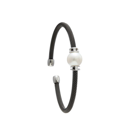 Pulsera de acero y centro de reflejos claros. Las piezas lisas de tono plateado enmarcan el motivo redondo.