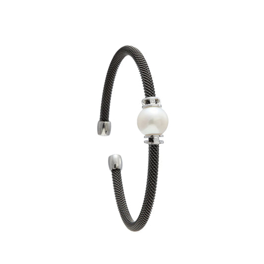 Pulsera de acero y centro de reflejos claros. Las piezas lisas de tono plateado enmarcan el motivo redondo.