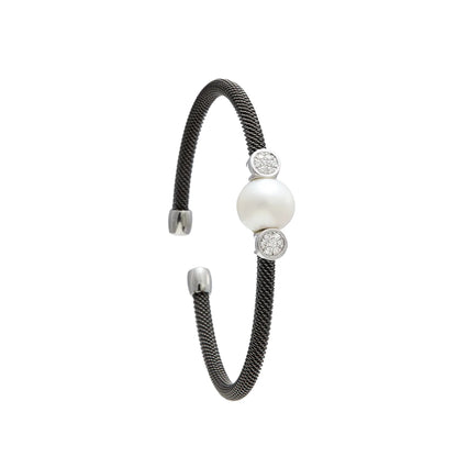 Pulsera de acero y motivos redondos. Los detalles de tono plateado se sitúan a ambos lados del centro nacarado.