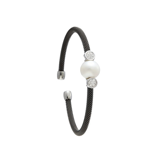 Pulsera de acero y motivos redondos. Los detalles de tono plateado se sitúan a ambos lados del centro nacarado.