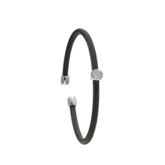 Pulsera de acero y centro oval luminoso. Las piedras incoloras se agrupan dentro del motivo frontal.