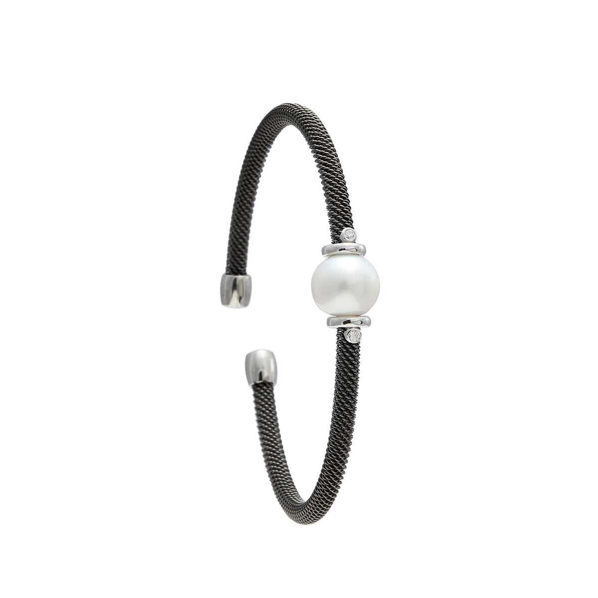 Pulsera de acero y centro blanco redondo. Los detalles plateados rodean el motivo de reflejos nacarados.