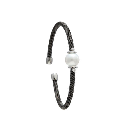 Pulsera de acero y centro blanco redondo. Los detalles plateados rodean el motivo de reflejos nacarados.