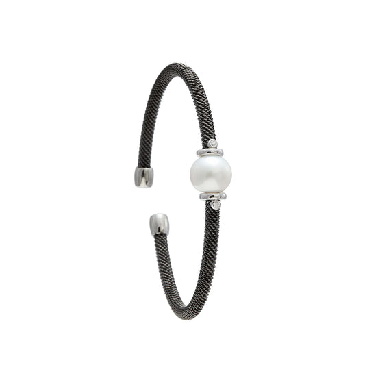 Pulsera de acero y centro blanco redondo. Los detalles plateados rodean el motivo de reflejos nacarados.