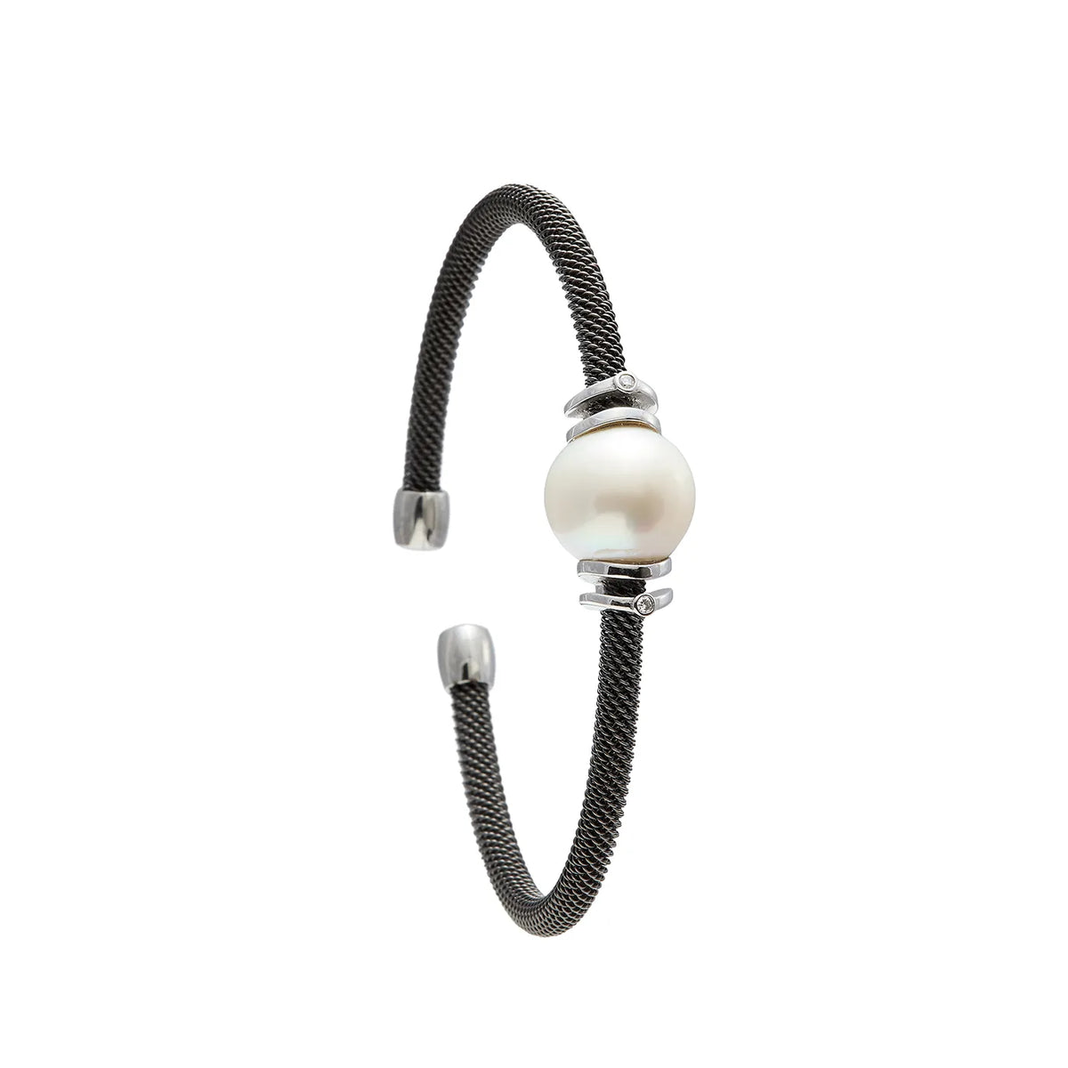 Pulsera de acero con centro claro y bandas. Las superficies lisas acompañan los reflejos suaves del motivo redondo.