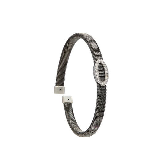 Pulsera de acero con óvalo calado. El motivo central conserva un espacio interior visible.
