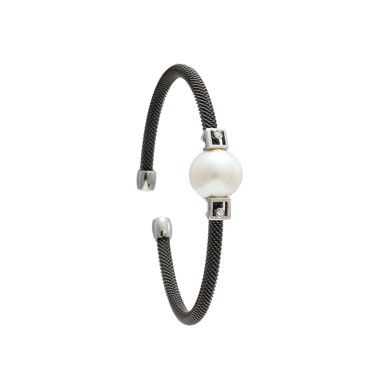 Pulsera de acero y detalles geométricos. Las pequeñas formas rectangulares delimitan el motivo redondo.