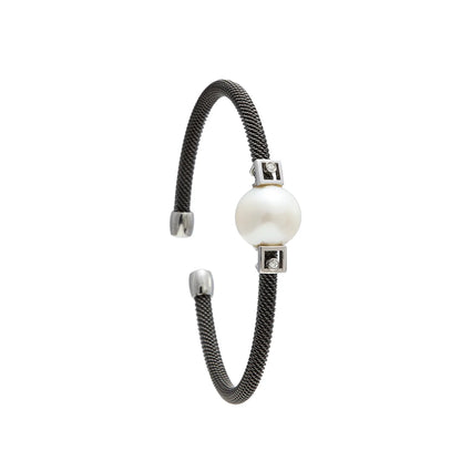 Pulsera de acero y detalles geométricos. Las pequeñas formas rectangulares delimitan el motivo redondo.
