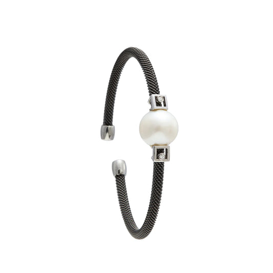 Pulsera de acero y detalles geométricos. Las pequeñas formas rectangulares delimitan el motivo redondo.