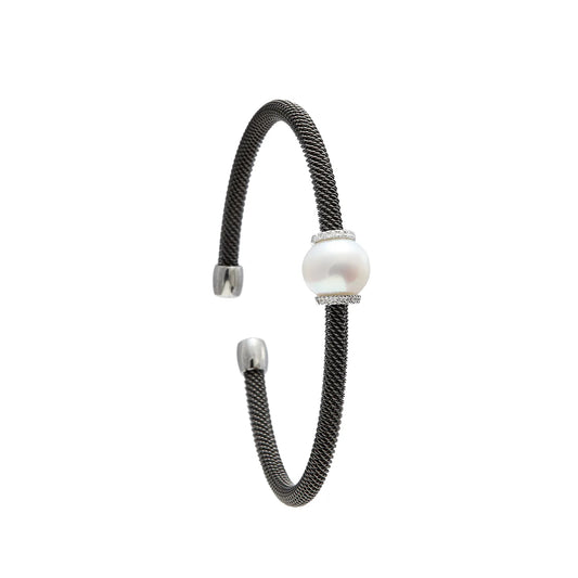 Pulsera de acero de contraste nacarado. Los bordes lisos plateados enmarcan el detalle redondo.