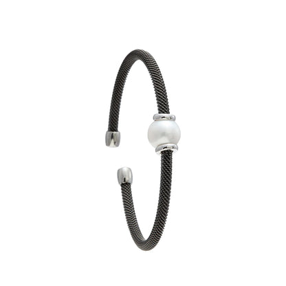 Pulsera de acero y centro claro luminoso. Los detalles luminosos acompañan el motivo redondo de tono nacarado.