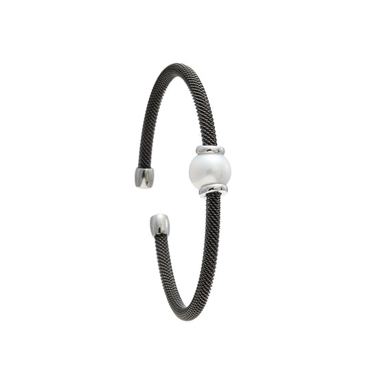 Pulsera de acero y centro claro luminoso. Los detalles luminosos acompañan el motivo redondo de tono nacarado.