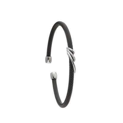 Pulsera de acero y bandas diagonales. Los trazos lisos se superponen en la zona frontal.