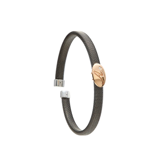 Pulsera de acero con óvalo dorado. El motivo presenta líneas interiores visibles.