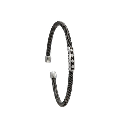 Pulsera de acero y franja geométrica. Los elementos de tono plateado se repiten en una línea alargada.