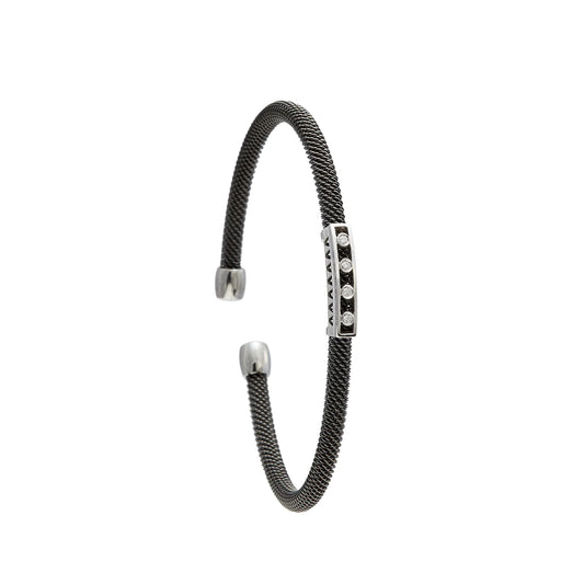Pulsera de acero y franja geométrica. Los elementos de tono plateado se repiten en una línea alargada.