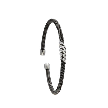 Pulsera de acero y líneas entrelazadas. El motivo frontal combina diagonales y pequeños espacios abiertos.