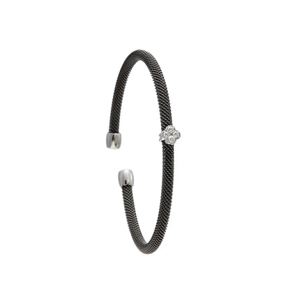 Pulsera de acero con motivo romboidal. Las piedras incoloras se agrupan en el centro del diseño.