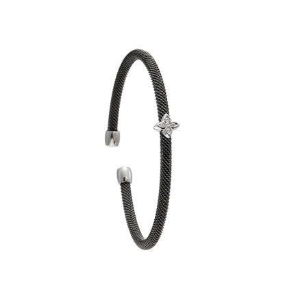 Pulsera de acero y motivo estrellado. Las puntas del centro recortan su contorno luminoso.