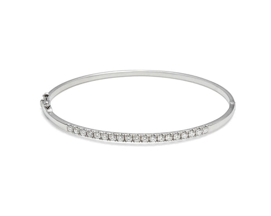 Esclava de brillantes y perfil limpio. Las piedras se suceden en monturas de tono plateado.