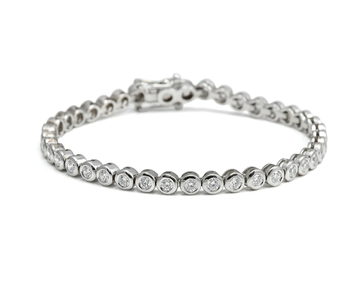 Pulsera rivière de centros redondos. Los bordes de tono plateado enmarcan cada piedra incolora.