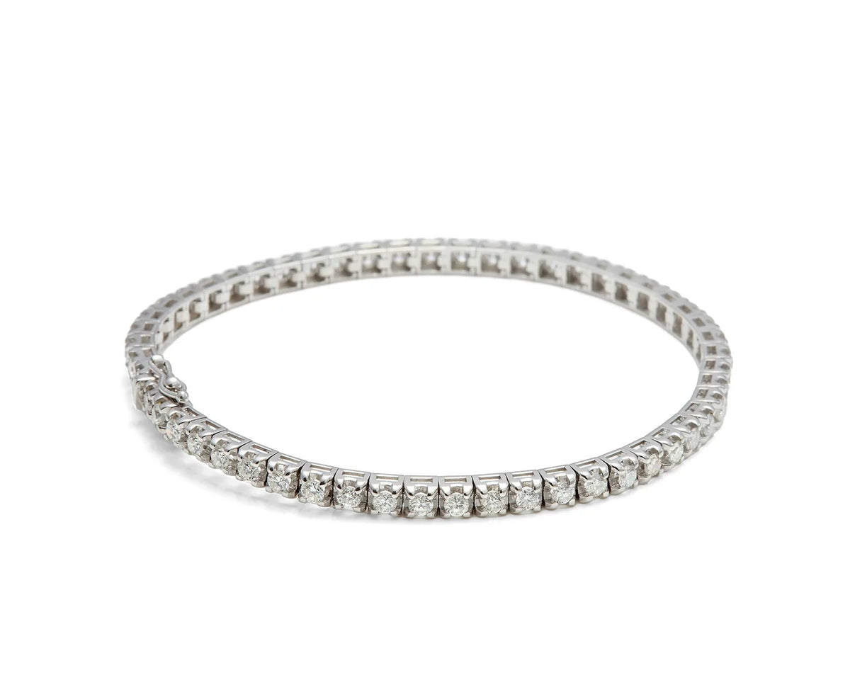 Pulsera rivière de hilera luminosa. Las monturas de tono plateado perfilan cada centro del frente.