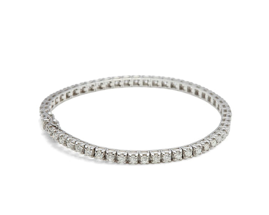 Pulsera rivière de hilera luminosa. Las monturas de tono plateado perfilan cada centro del frente.