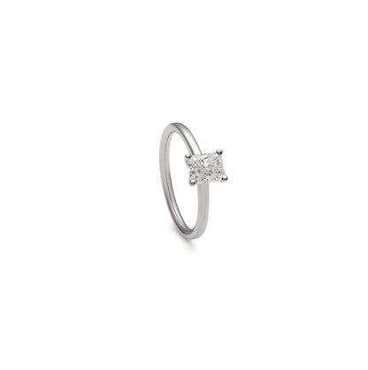 Solitario de diamante talla radiant. Las garras visibles enmarcan el contorno geométrico del centro.