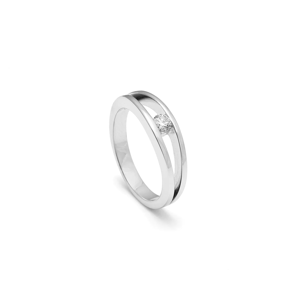 Solitario de doble línea lisa. El espacio entre las bandas recorre la zona visible del aro.