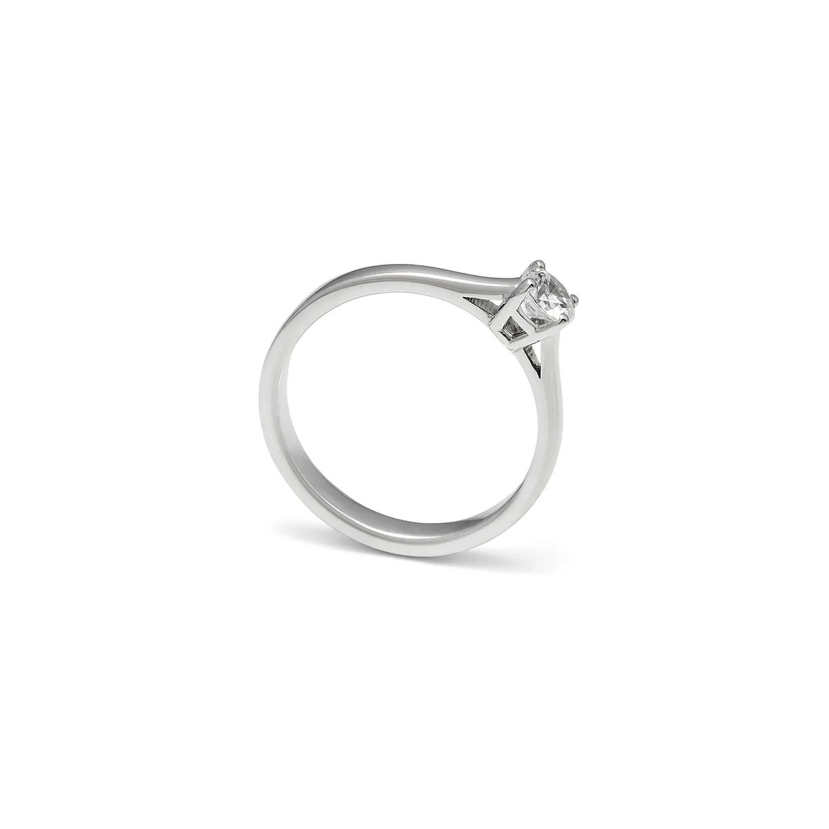 Solitario de montura abierta al perfil. Las garras enmarcan la piedra incolora por encima del aro.