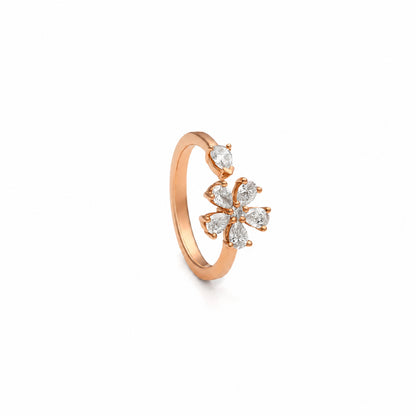 Anillo de diamantes con motivo de hojas. Los centros se orientan en distintas direcciones alrededor del frente.
