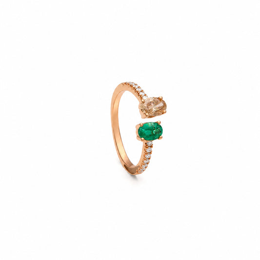 Anillo de esmeralda y diamante coñac. El verde del centro inferior dialoga con el tono cálido del otro extremo.