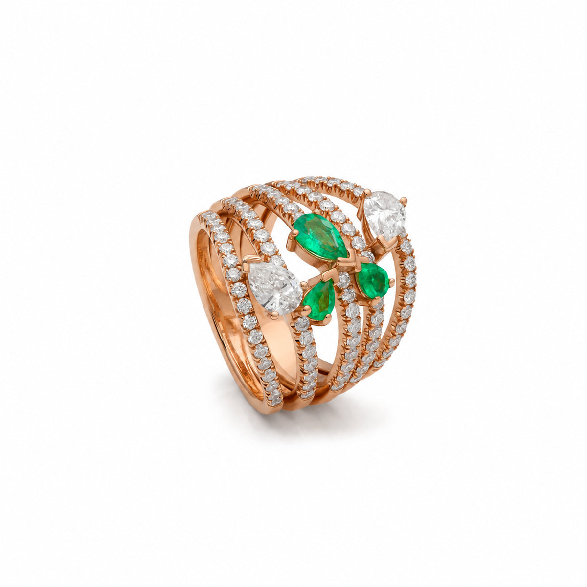 Anillo de esmeraldas y diamantes en lágrima. El frente reúne motivos orientados en diferentes direcciones.