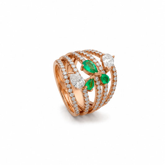 Anillo de esmeraldas y diamantes en lágrima. El frente reúne motivos orientados en diferentes direcciones.