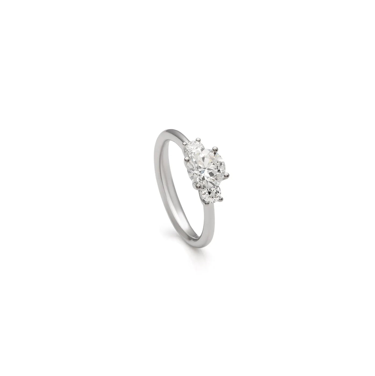 Anillo de brillantes con frente luminoso. La montura central presenta varios niveles visibles en el perfil.